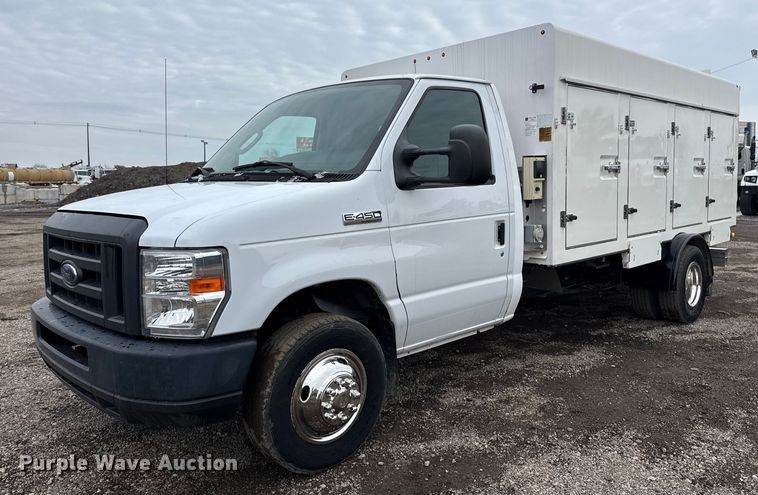 2017 Ford E450 Super Duty refrigerated truck - EG2562