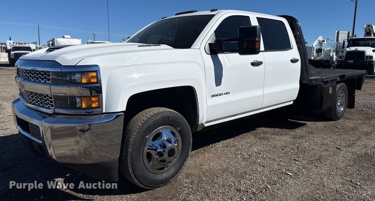 2019 Chevrolet Silverado 3500HD Crew Cab flatbed pickup truck - EG2574