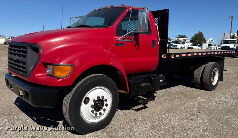 2001 Ford F650 Super Duty flatbed truck - EG2595