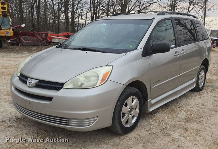 2004 Toyota Sienna LE handicap accessible van - EN3524