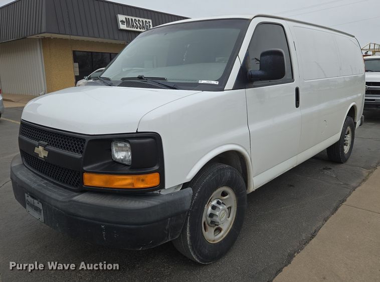 2013 Chevrolet Express 2500 van - EN8709
