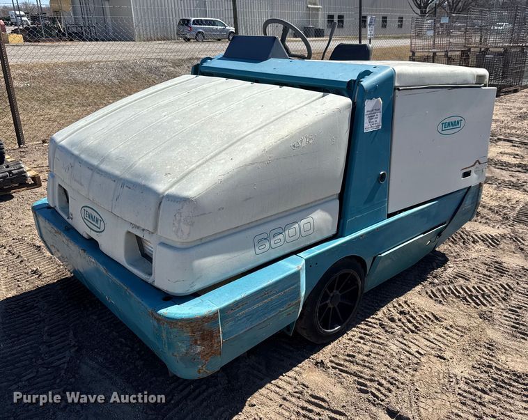 Tennant 6600 sweeper - EQ1143