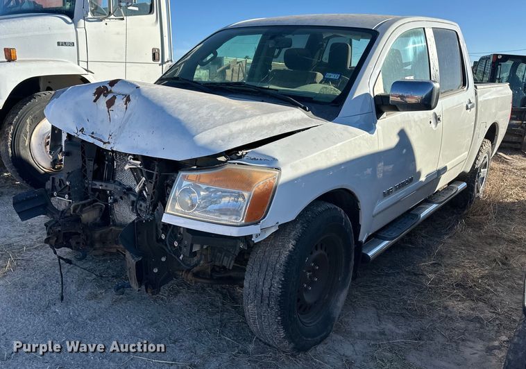 2012 Nissan Titan Crew Cab pickup truck - ER8744