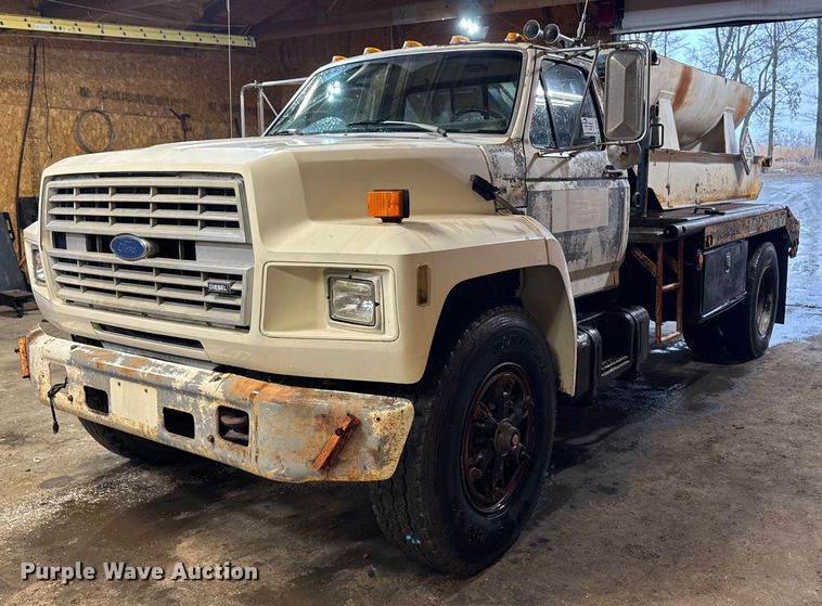 1991 Ford F700 winch truck - DT0663