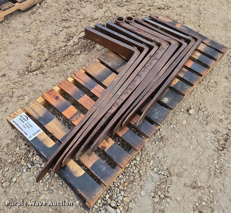 (8) L pallet forks - DV1826