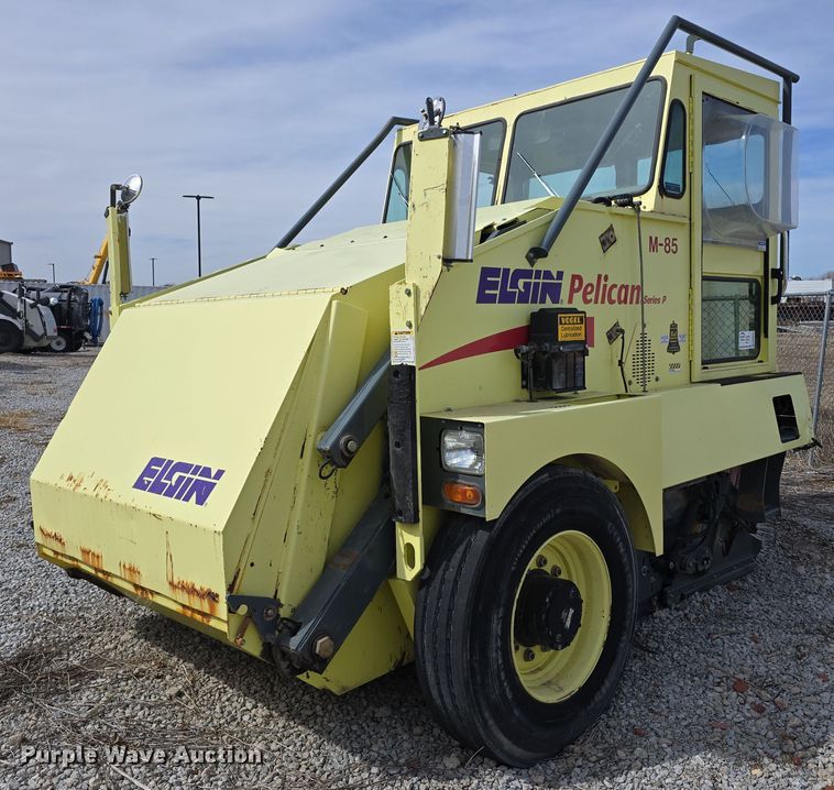 2004 Elgin Pelican Series P street sweeper truck - DW3215