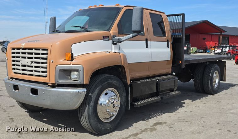 2004 GMC C6500 Crew Cab flatbed truck - DW3233