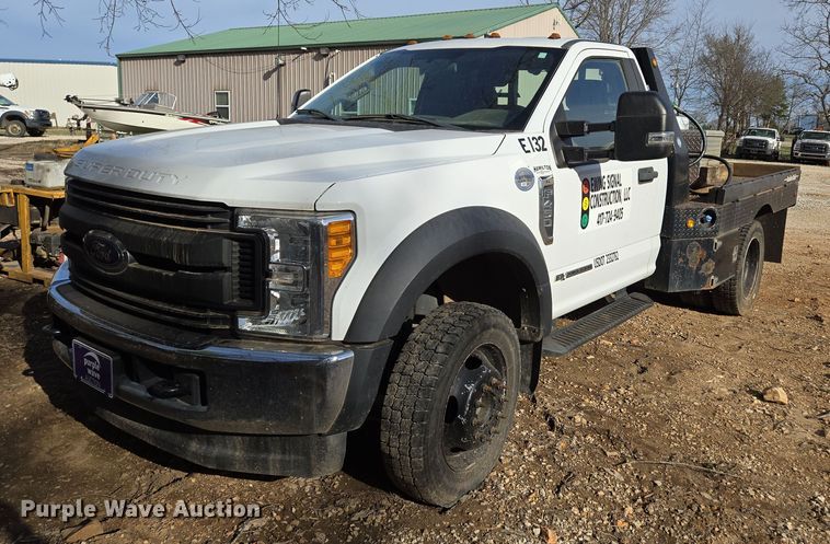 2017 Ford F450 Super Duty XL flatbed truck - DW3267