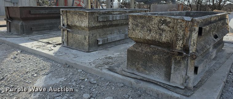 (3) concrete block forms - EH8691