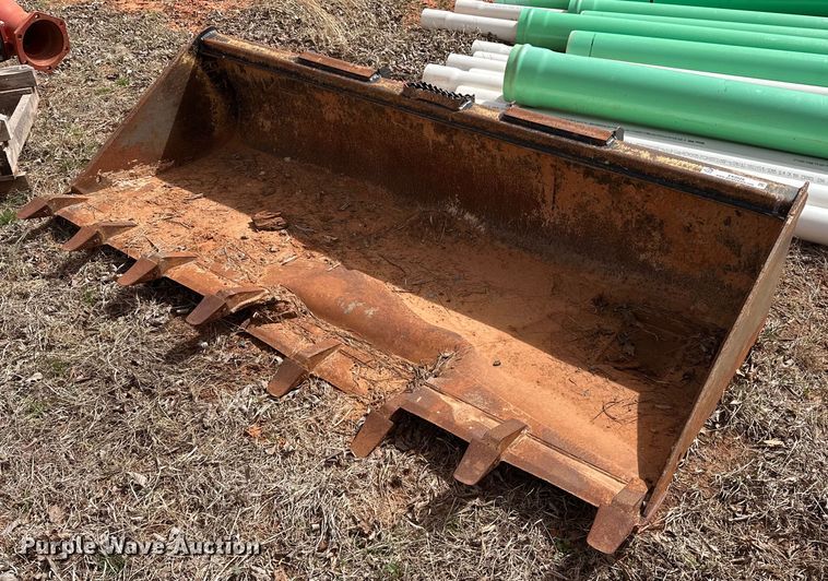 John Deere T84 83" W skid steer bucket - EK0528