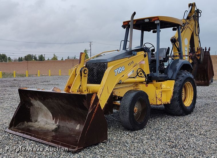 2004 John Deere  710G backhoe - YA0340