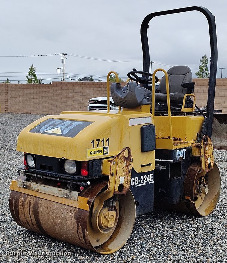 2005 Caterpillar CB-224E double drum vibratory roller - YA0343