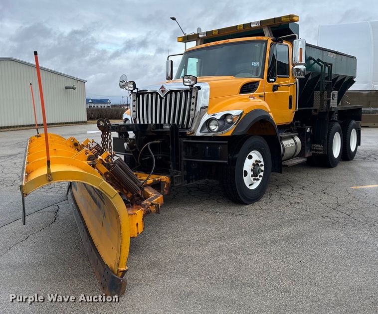 2011 International 7400 spreader truck - DH9867