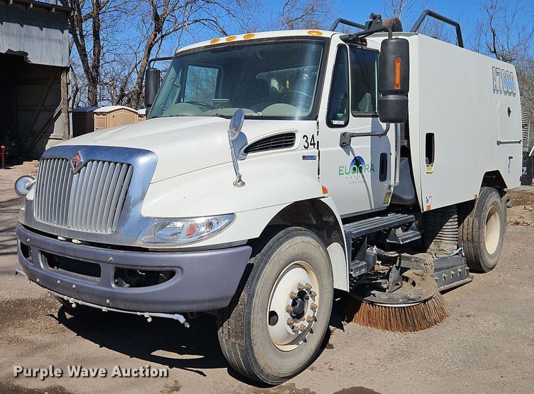 2011 International 4300M7 SBA  street sweeper truck - EI8889