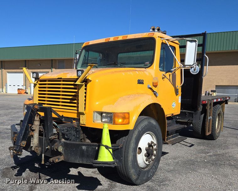 2000 International 4900 flatbed truck - EJ7344
