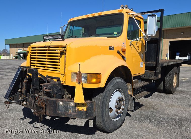 2000 International 4900 flatbed truck - EJ7345