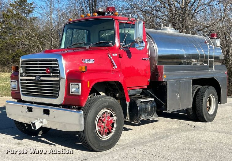 1989 Ford L8000 tank truck - EK2755