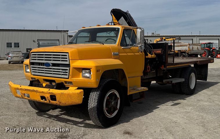1992 Ford F800 crane truck - EM3608