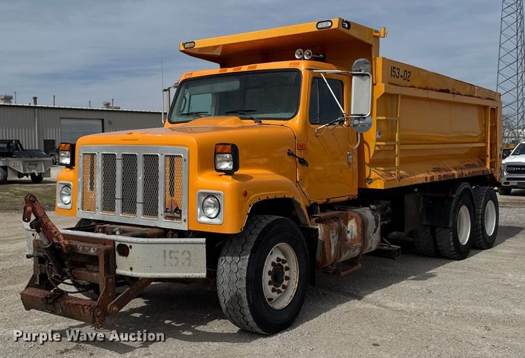 2002 International 2554  dump truck - EM3612