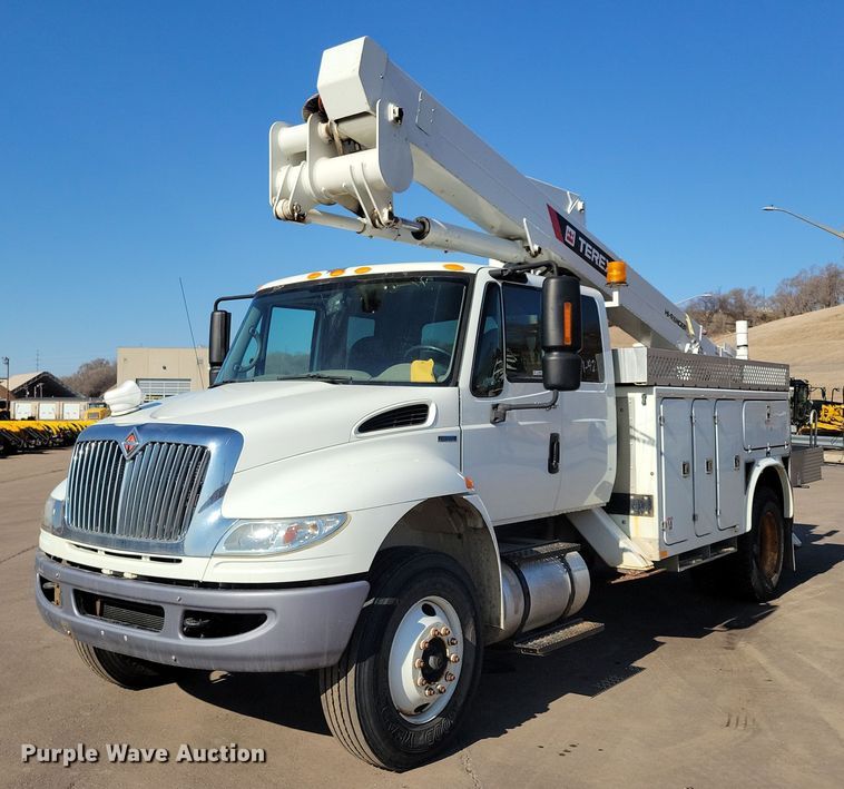 2010 International DuraStar 4400 bucket truck - NB9936
