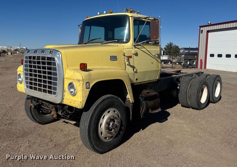 1979 Ford 8000 truck cab and chassis - NN9573