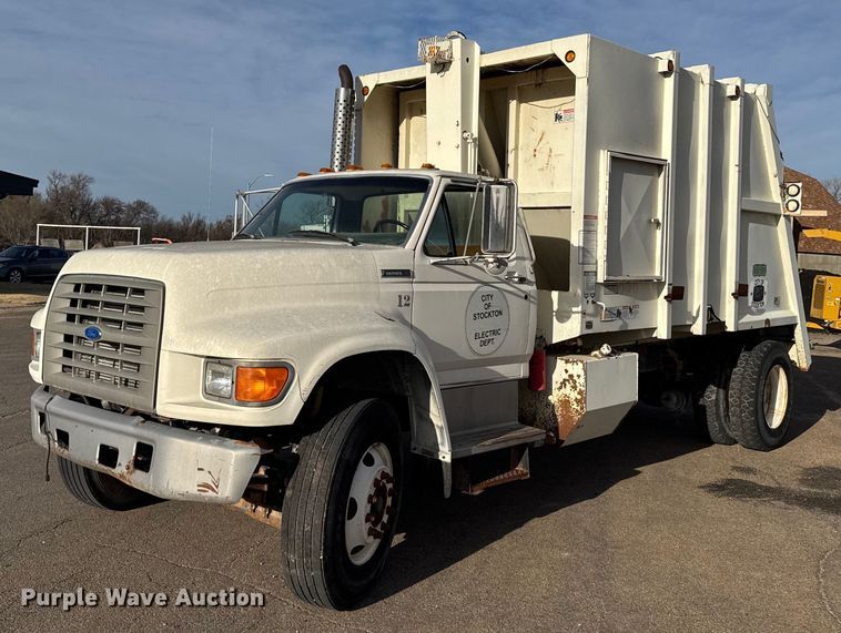 1996 Ford F800 refuse truck - NN9732