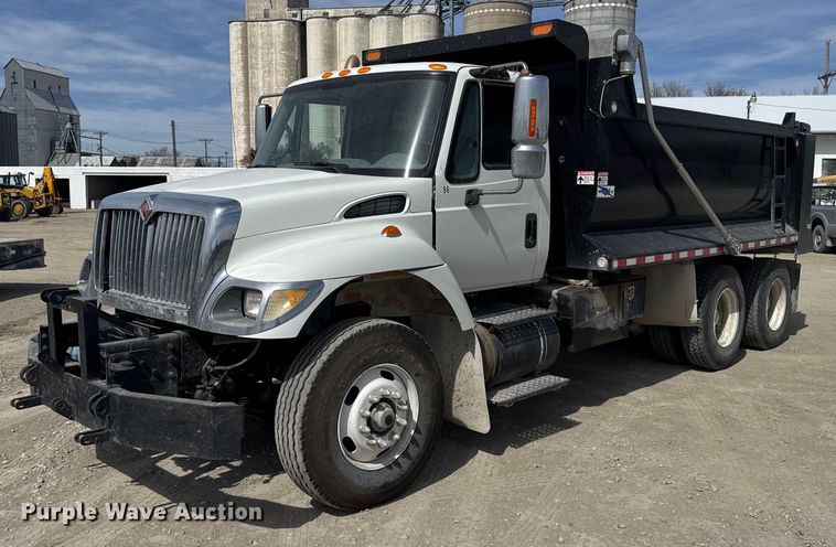 2002 International 7400 dump truck - NN9740