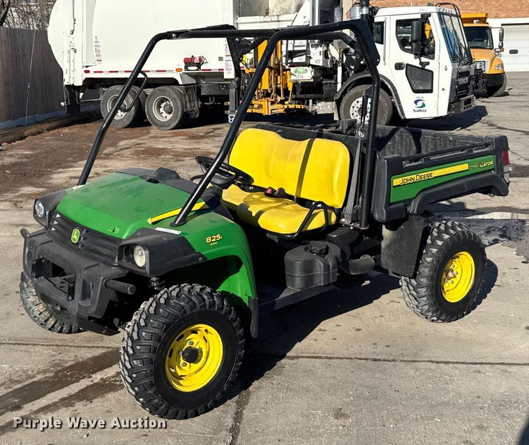 2013 John Deere 825i utility vehicle - NN9743