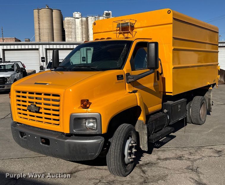 2003 Chevrolet C6500 chipper truck - NN9746