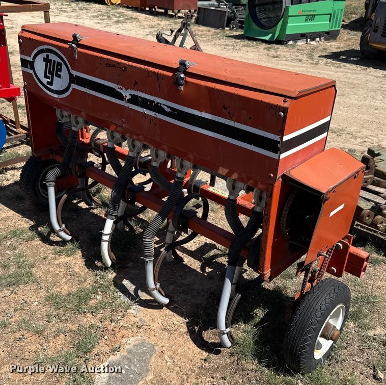 Tye 104-332 grain drill - EJ3525