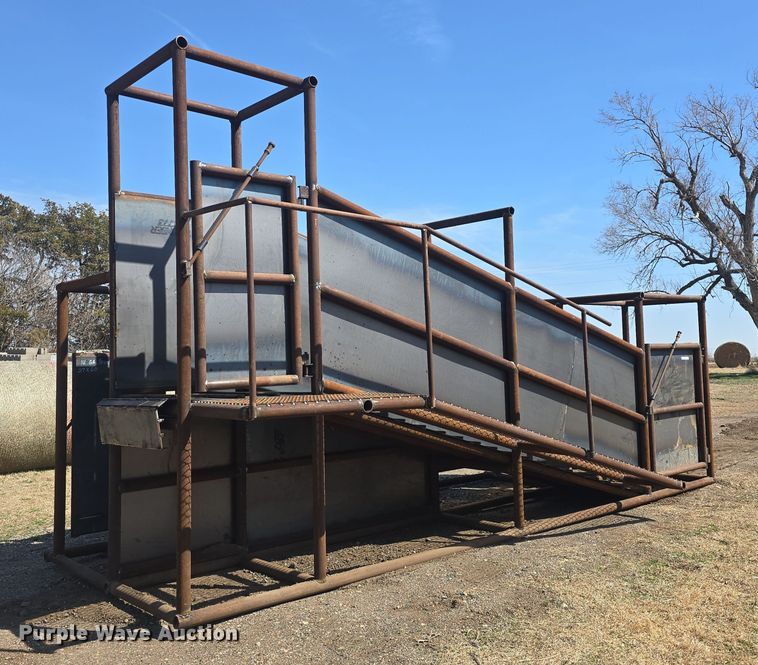 Shop built livestock loading chute - EK5042