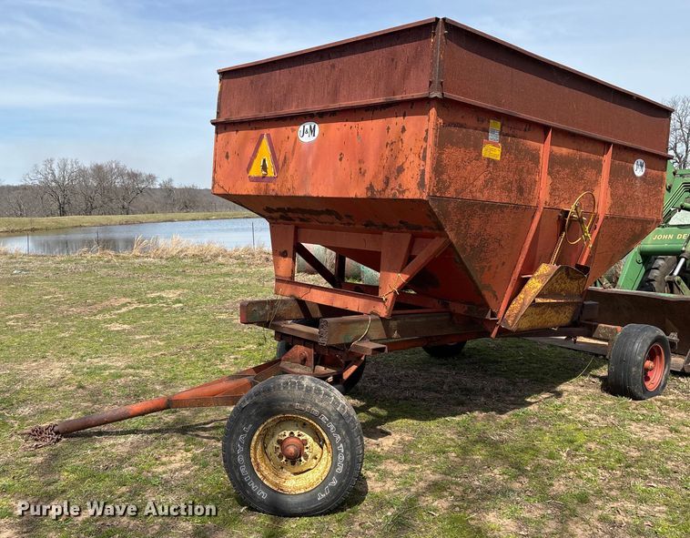 (2) J&M 250-7 gravity wagons - OB9556