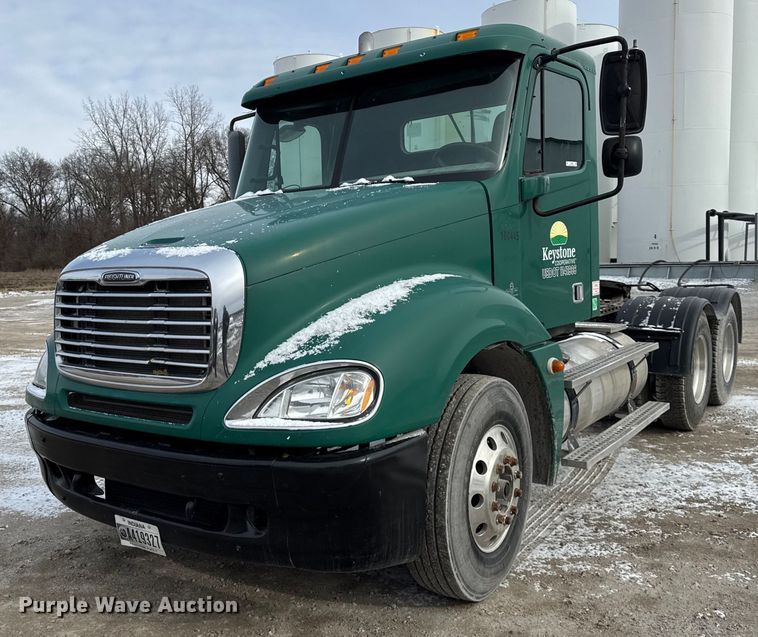 2005 Freightliner  Columbia  semi truck - DH9553