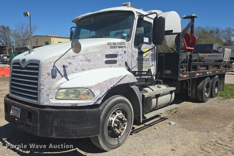 2004 Mack CX613 rollback truck - DV1330