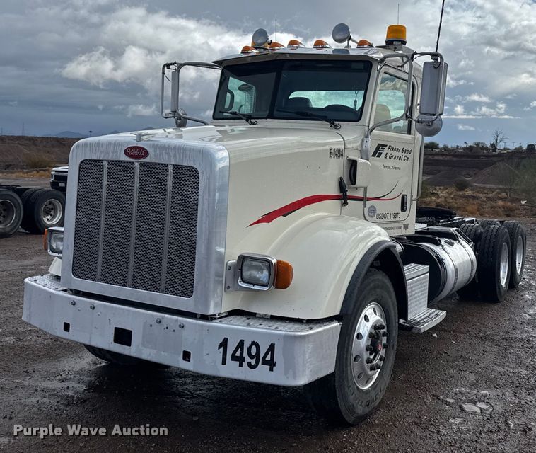 2017 Peterbilt 365 semi truck - DY6977