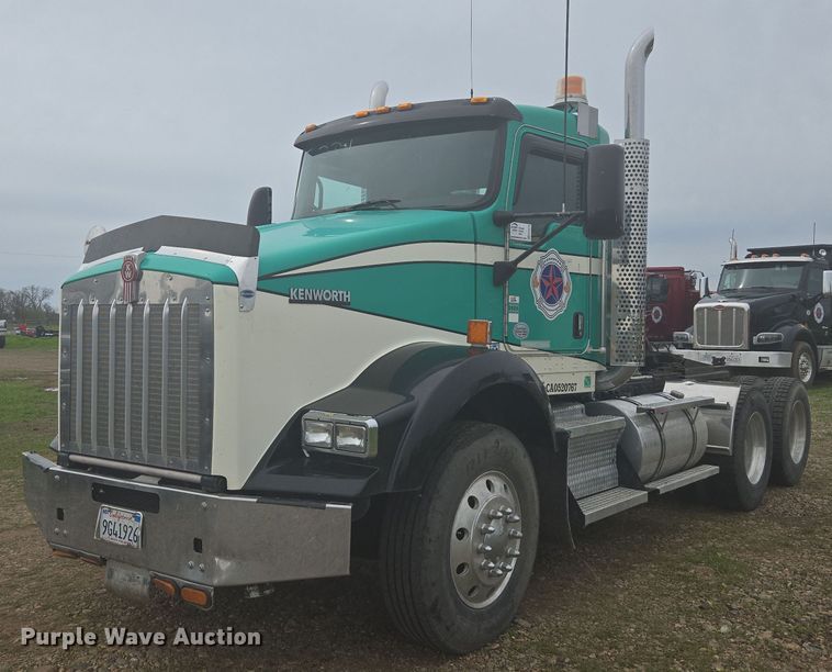 2011 Kenworth T800 semi truck - EC0879