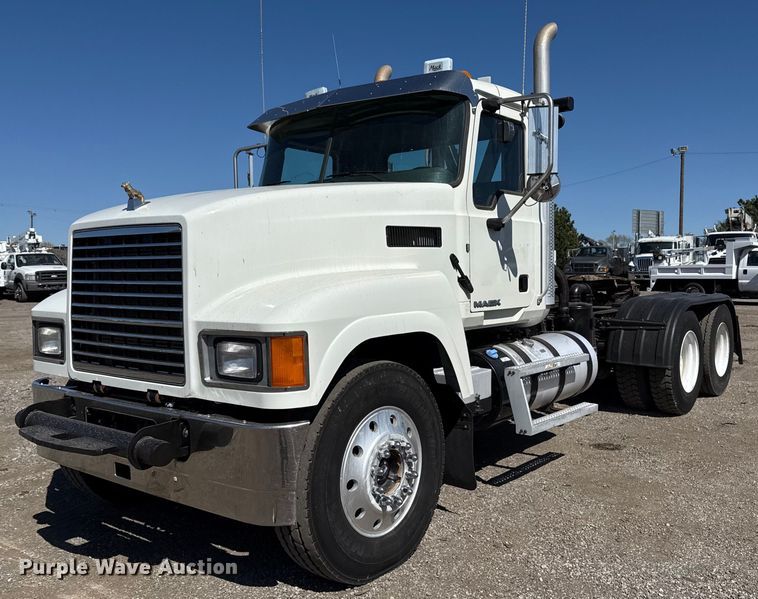 2016 Mack CHU semi truck - EG5672