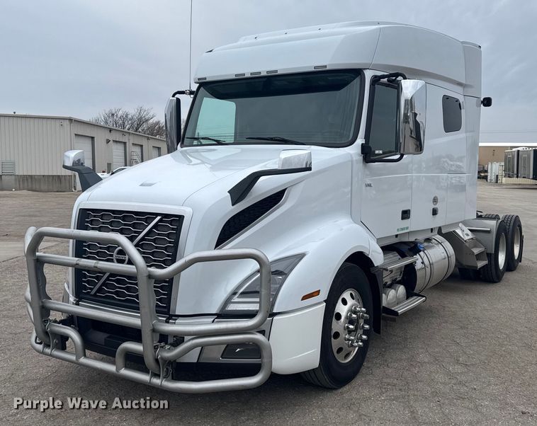 2021 Volvo VN semi truck - EG6284