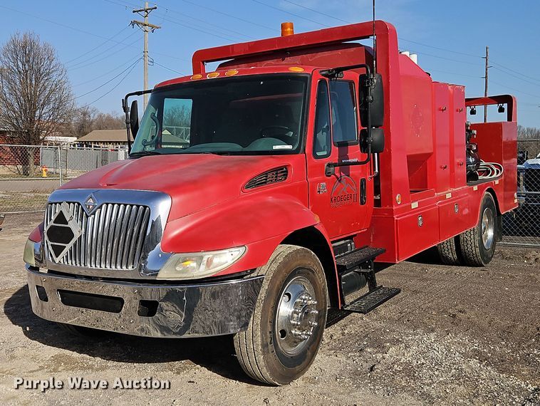 2002 International 4300 fuel / lube truck - EI8881