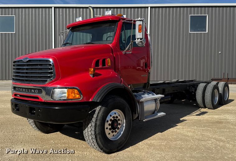 2005 Sterling LT9500 truck cab and chassis - EM3582