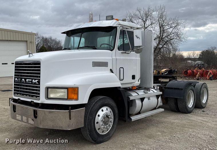 1994 Mack CH613 semi truck - EM3710