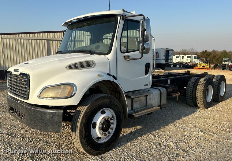 2005 Freightliner Business Class M2 truck cab and chassis - EN5202