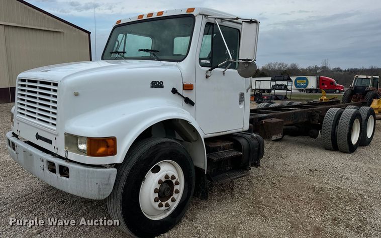 2001 International 4700 truck cab and chassis - EN5216