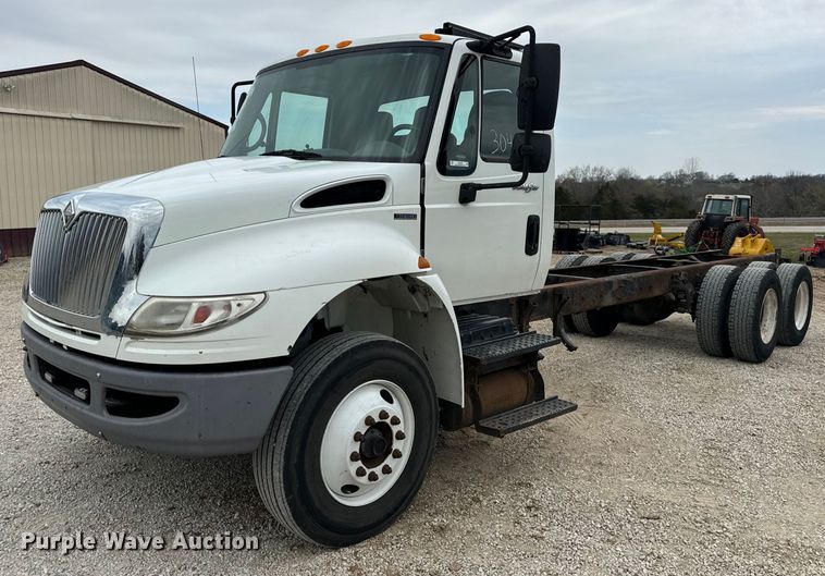 2010 International 4400 DuraStar truck cab and chassis - EN5225
