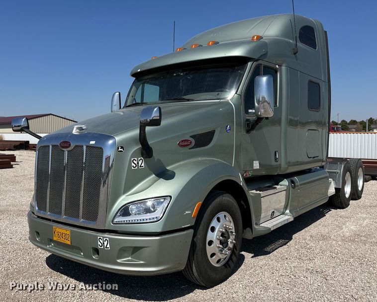 2012 Peterbilt 587 semi truck - ER8968