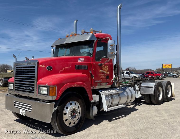 2013 Mack CHU613 semi truck - OB9518