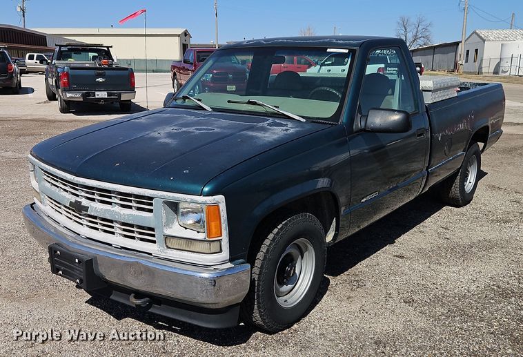 1998 Chevrolet C1500 pickup truck - EI8871