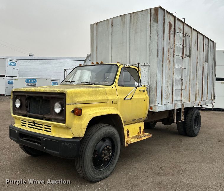 1982 GMC 7000 chipper truck - DF8466