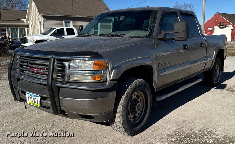 2002 GMC Sierra 2500HD Crew Cab pickup truck - DT0509