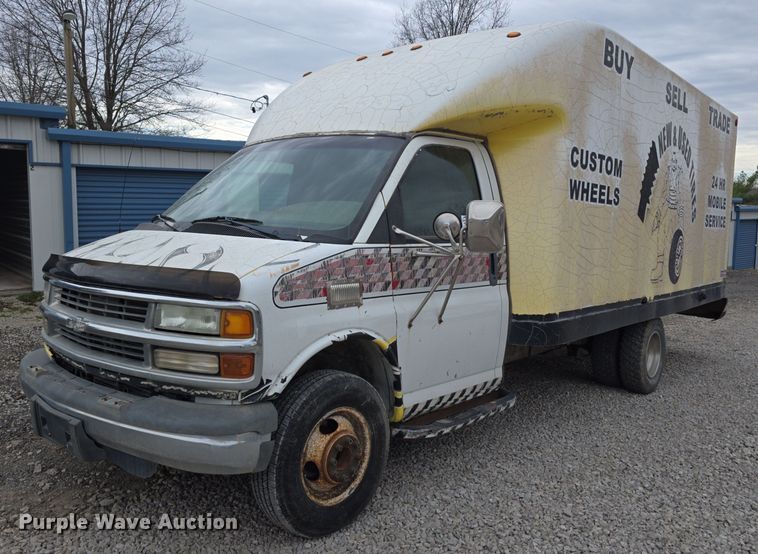 1999 Chevrolet Express G3500 delivery van - DT6754